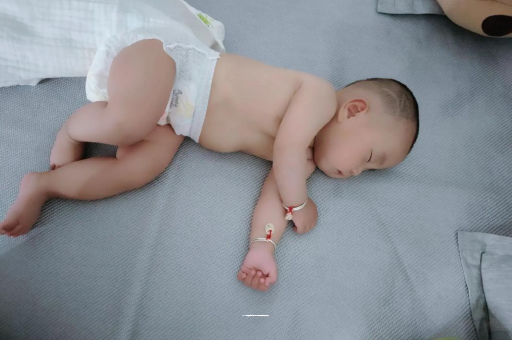 泸州宝宝睡觉爱翻身