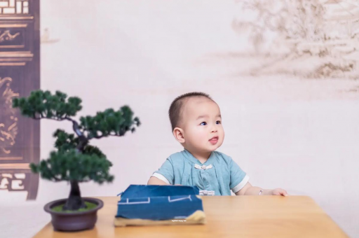 泸州怀孕肚子中间凹两边凸